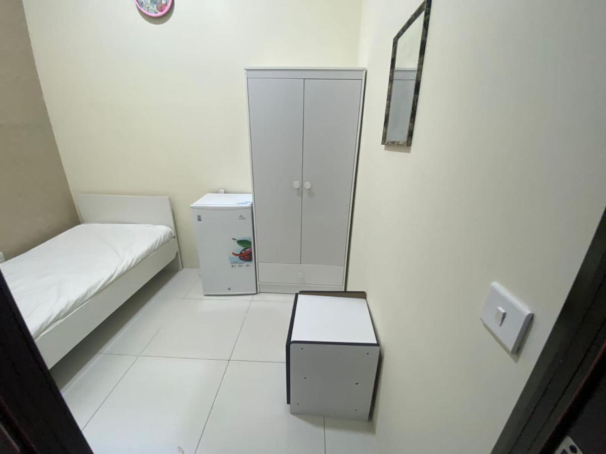 Small Budget Rooms For 'Girls' Only In Dubai, Marina Exterior photo