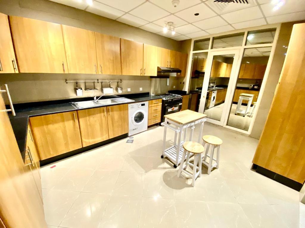 Small Budget Rooms For 'Girls' Only In Dubai, Marina Exterior photo